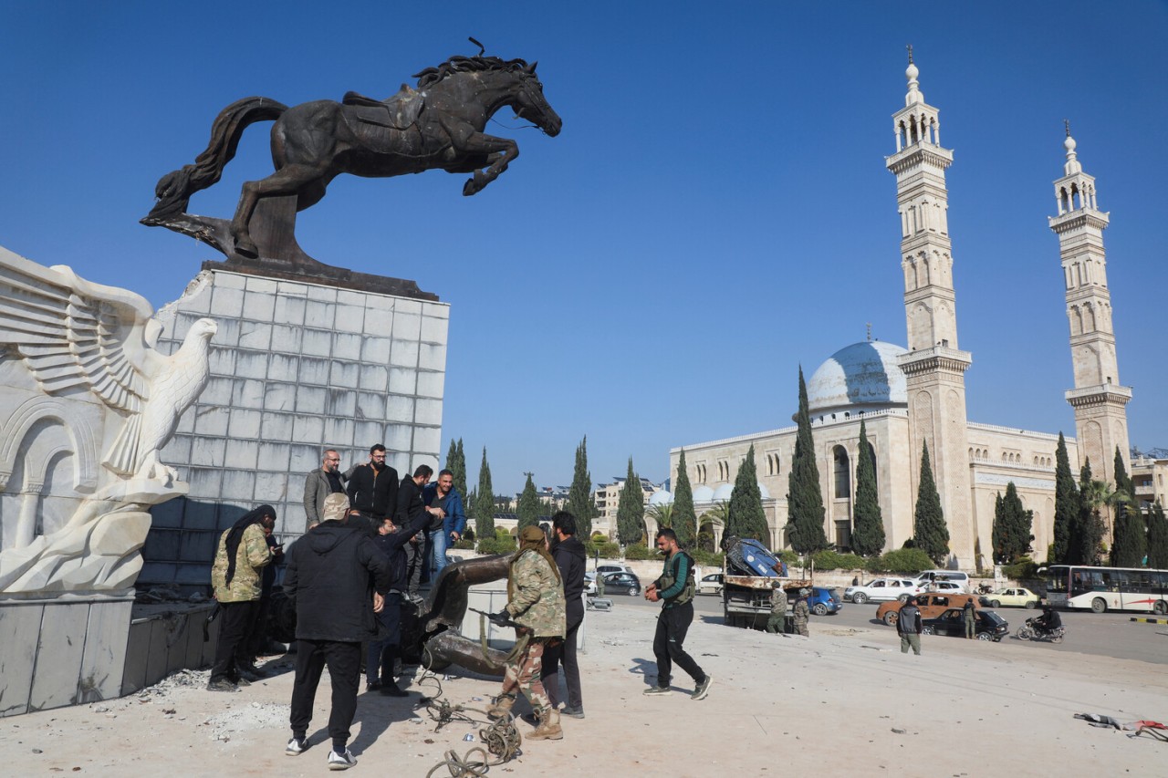 Küçələrdə insan meyitləri və Əsədin cırılmış portretləri - FOTOLAR